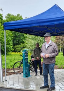 Das Bild zeigt Bürgermeister Thomas Zwingel bei der Eröffnung der Fahrrad-Servicestation im Stadtpark.