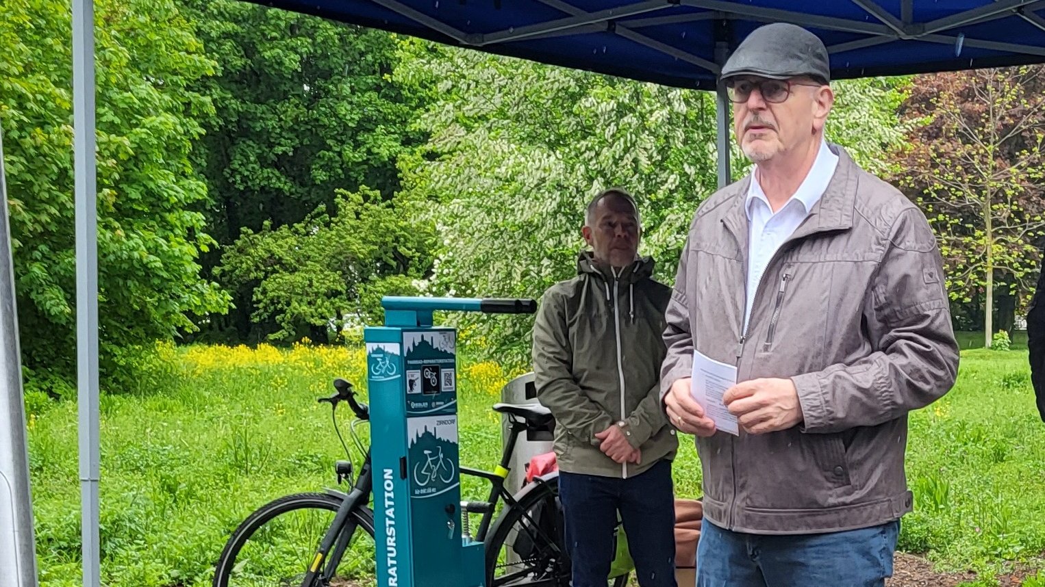 Das Bild zeigt Bürgermeister Thomas Zwingel bei der Eröffnung der Fahrrad-Servicestation im Stadtpark.