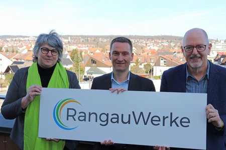 Das Bild zeigt Oberasbachs Bürgermeisterin Birgit Huber, Stadtwerke-Geschäftsführer Andreas Neusinger und Zirndorfs Bürgermeister Thomas Zwingel.