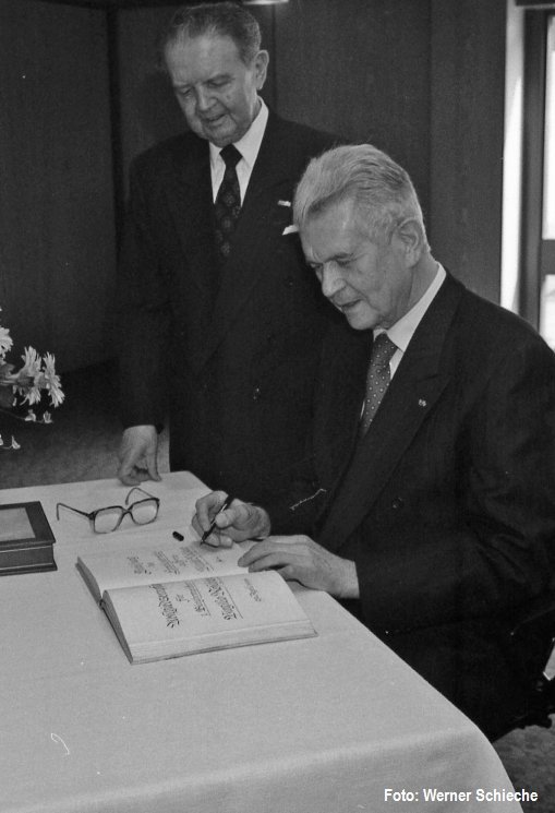 Das Bild zeigt den Abschied von Bürgermeister Röschlein 1994