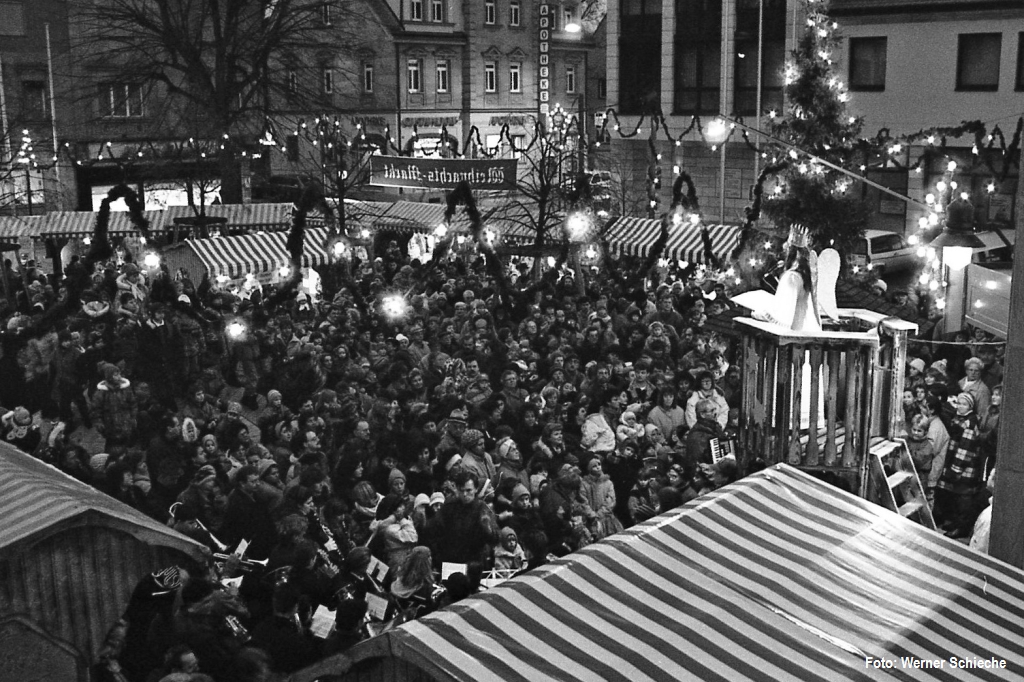Das Bild zeigt den Zirndorfer Weihnachtsmarkt 1993.