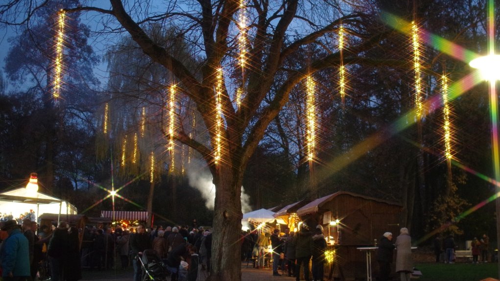 Das Bild zeigt den Weihnachtsmarkt im Zimmermannspark.