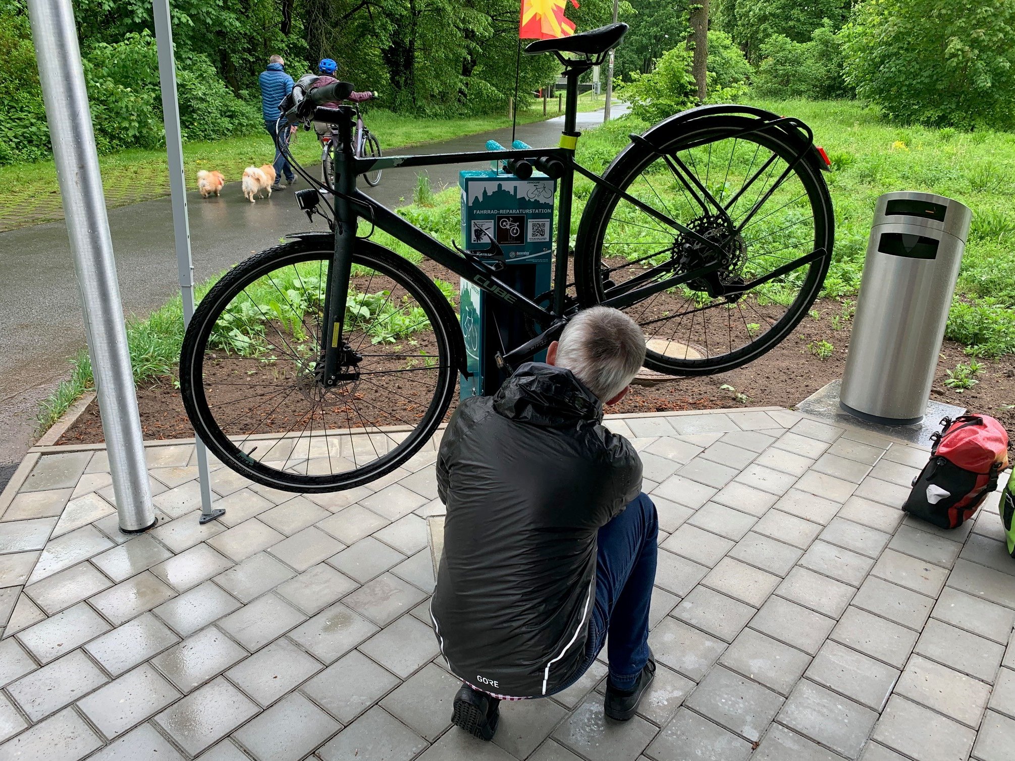 Das Bild zeigt die Fahrrad-Servicestation im Stadtpark.