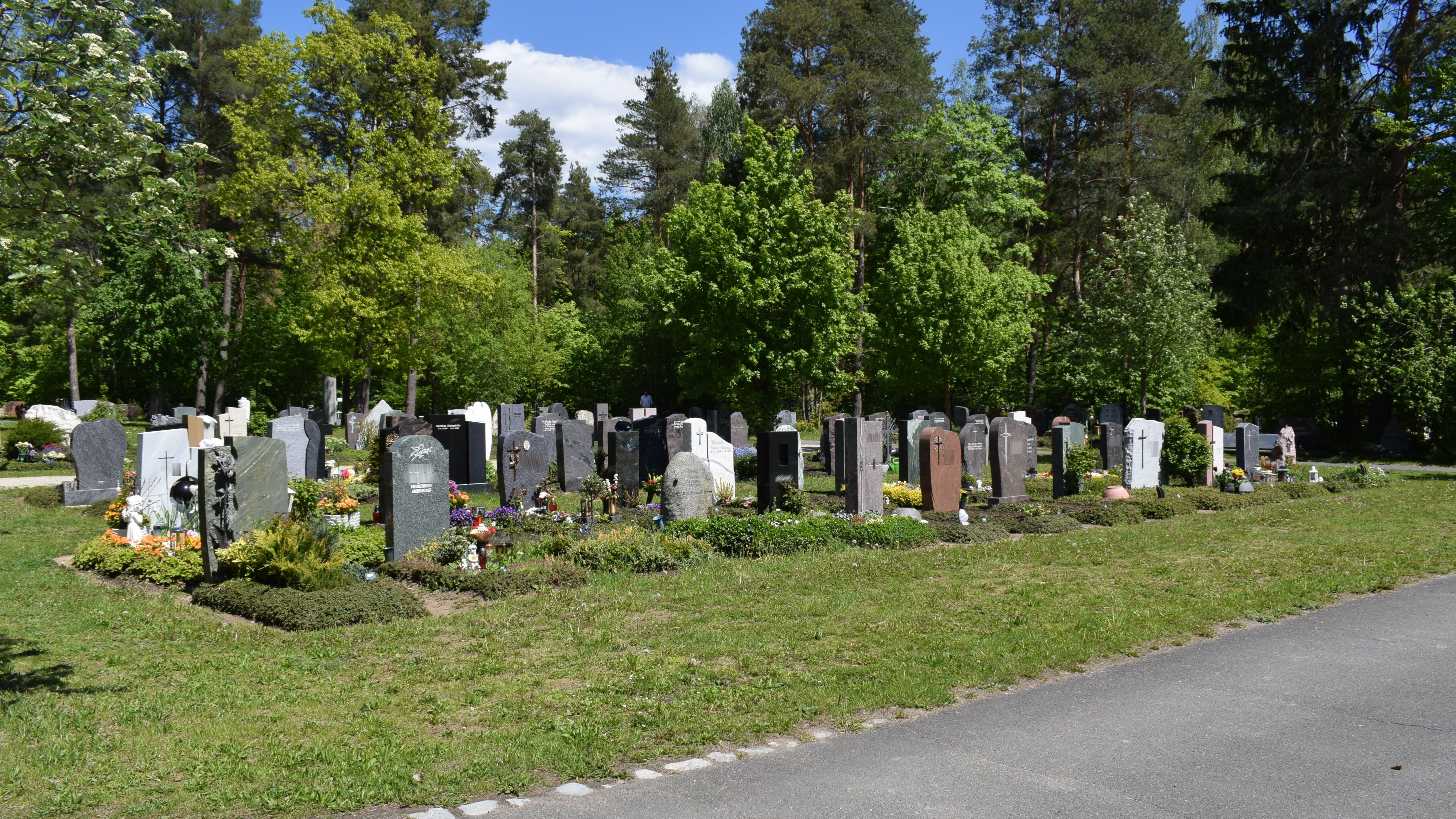 Das Bild zeigt die Grabkammerabteilung am Waldfriedhof
