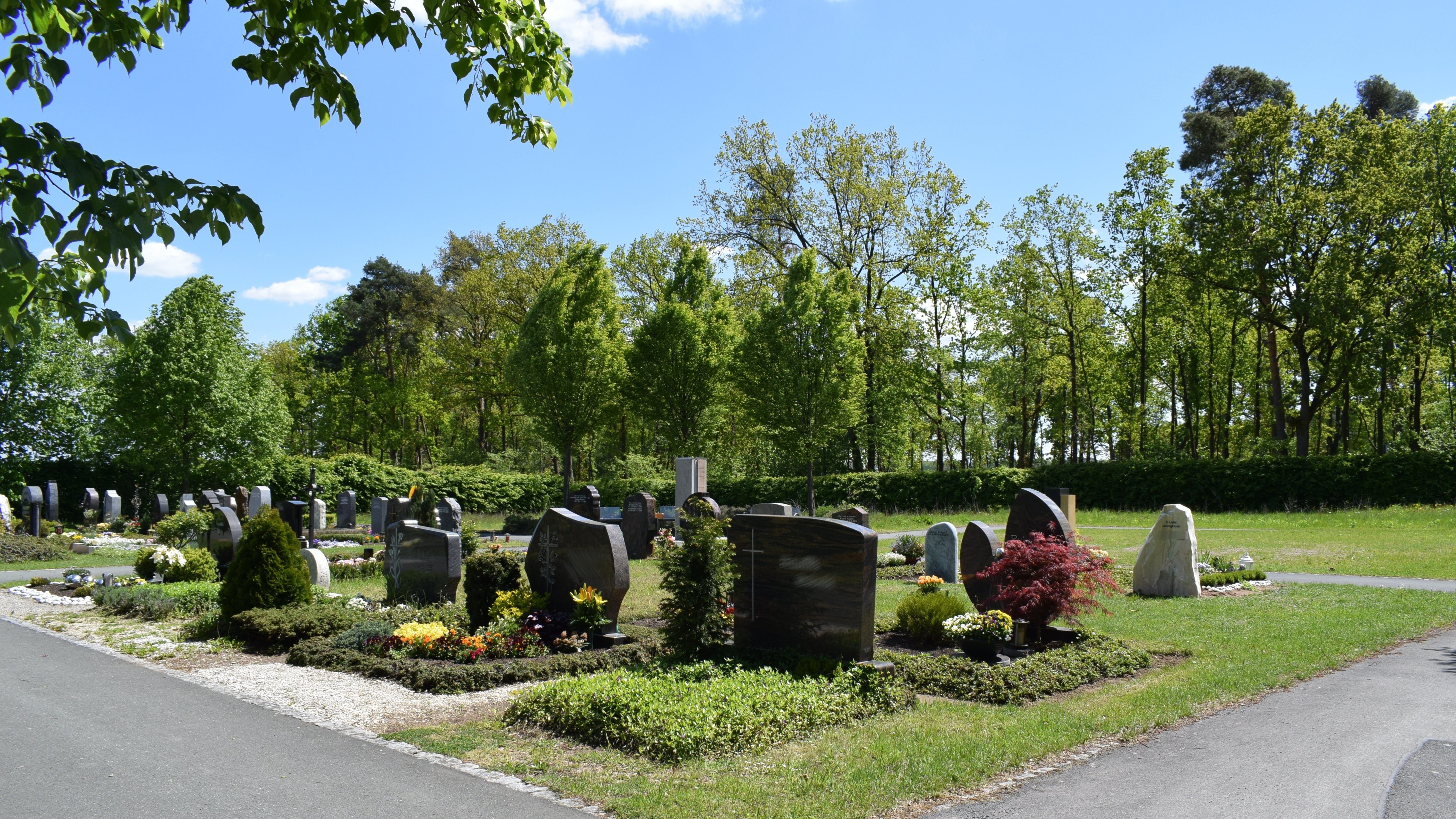 Das Bild zeigt die Grabkammerabteilung am Friedhof Lind.