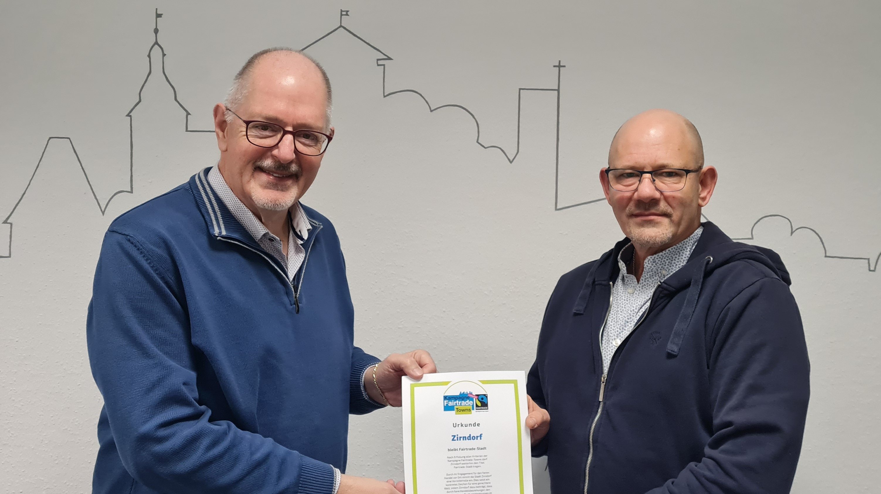 Verlängerung Zertifikat 2022 (BU: Bürgermeister Thomas Zwingel und der Fairtrade-Beauftragte im Zirndorfer Rathaus Martin Fenn präsentieren stolz die aktuelle Fairtrade-Urkunde.)