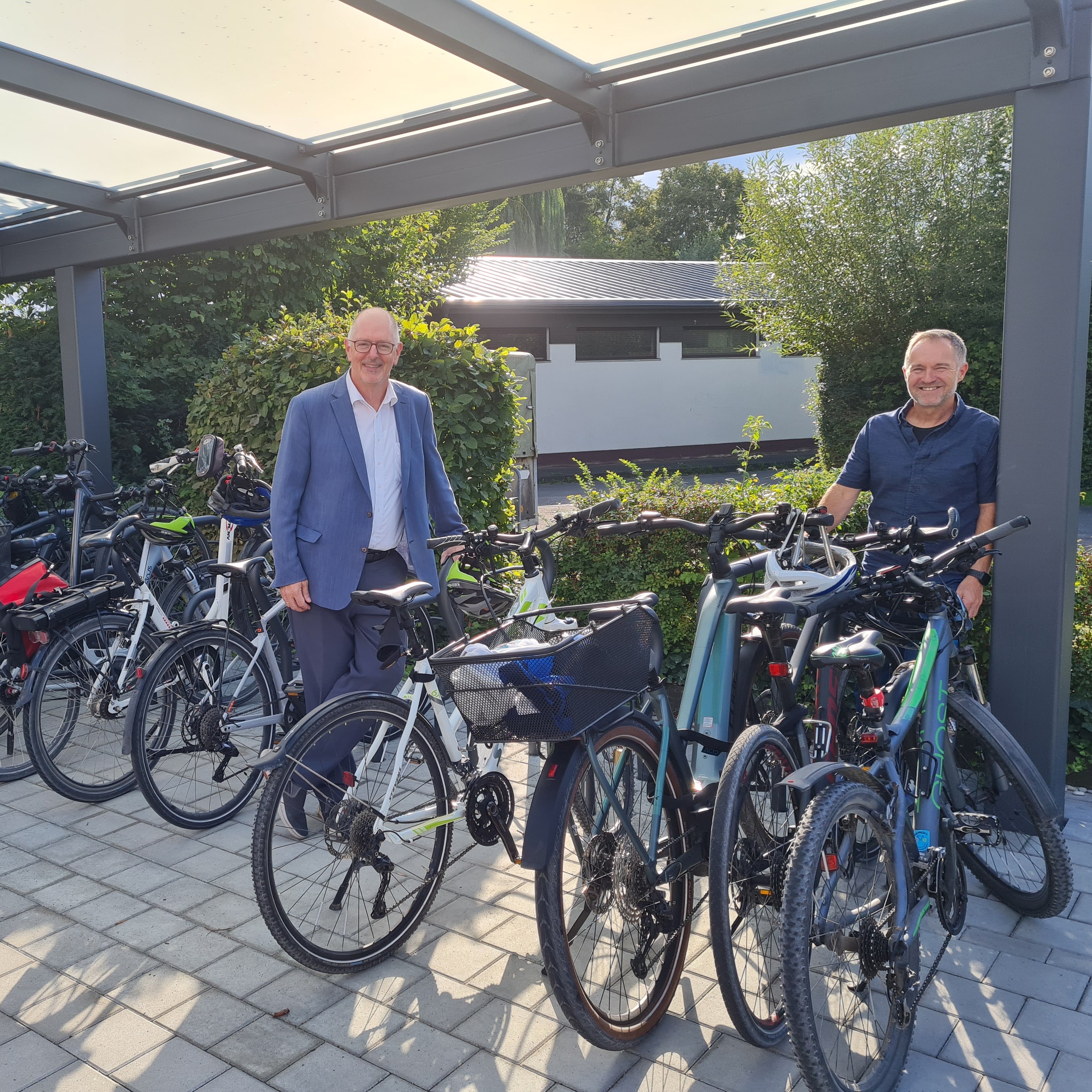 Zirndorfs Bürgermeister Thomas Zwingel und der städtische Radfahrbeauftragte Ralf Klein präsentieren die neue überdachte Fahrradabstellanlage an der Paul-Metz-Halle.
