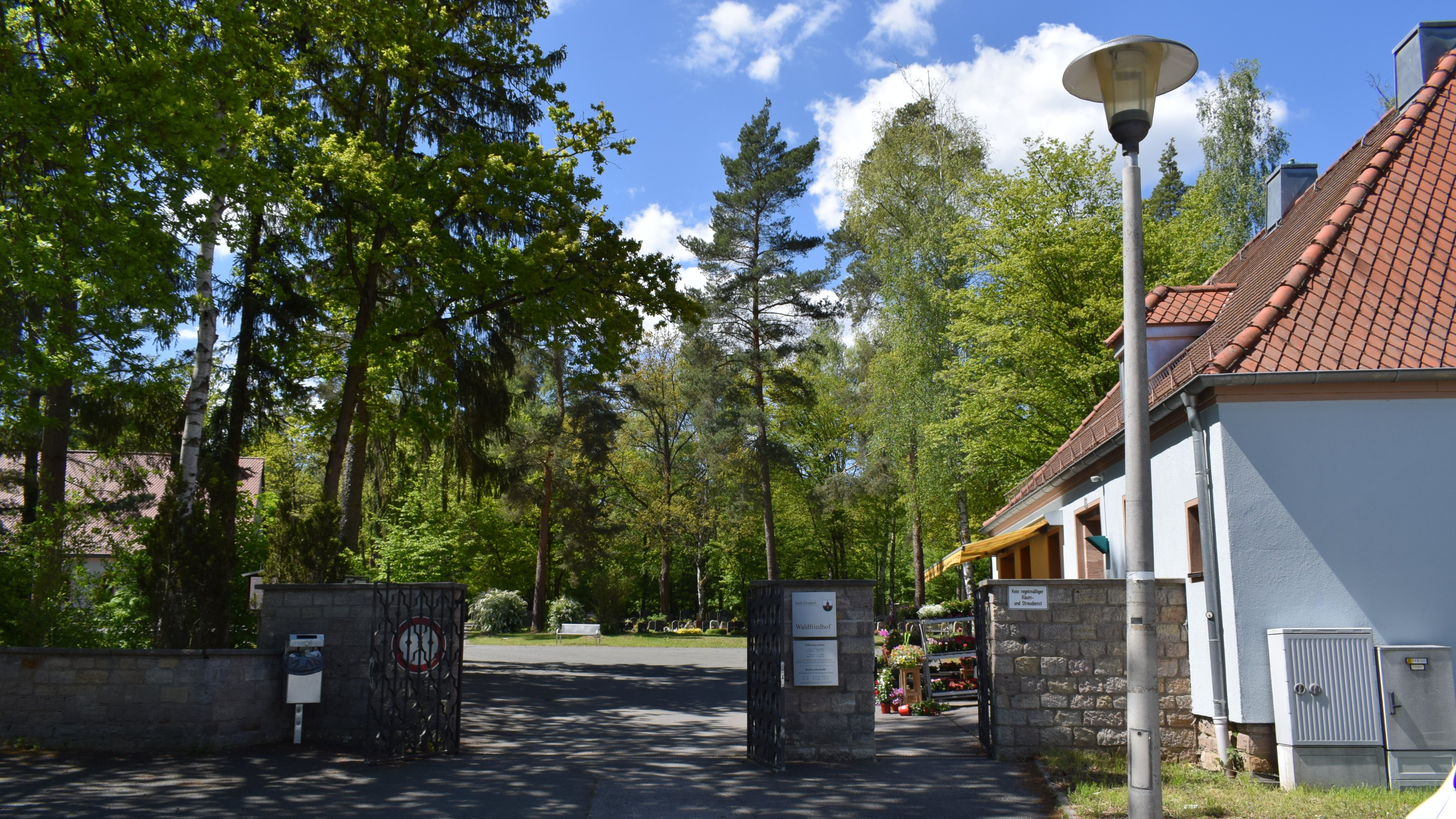 Das Bild zeigt den Eingang des Waldfriedhofs.