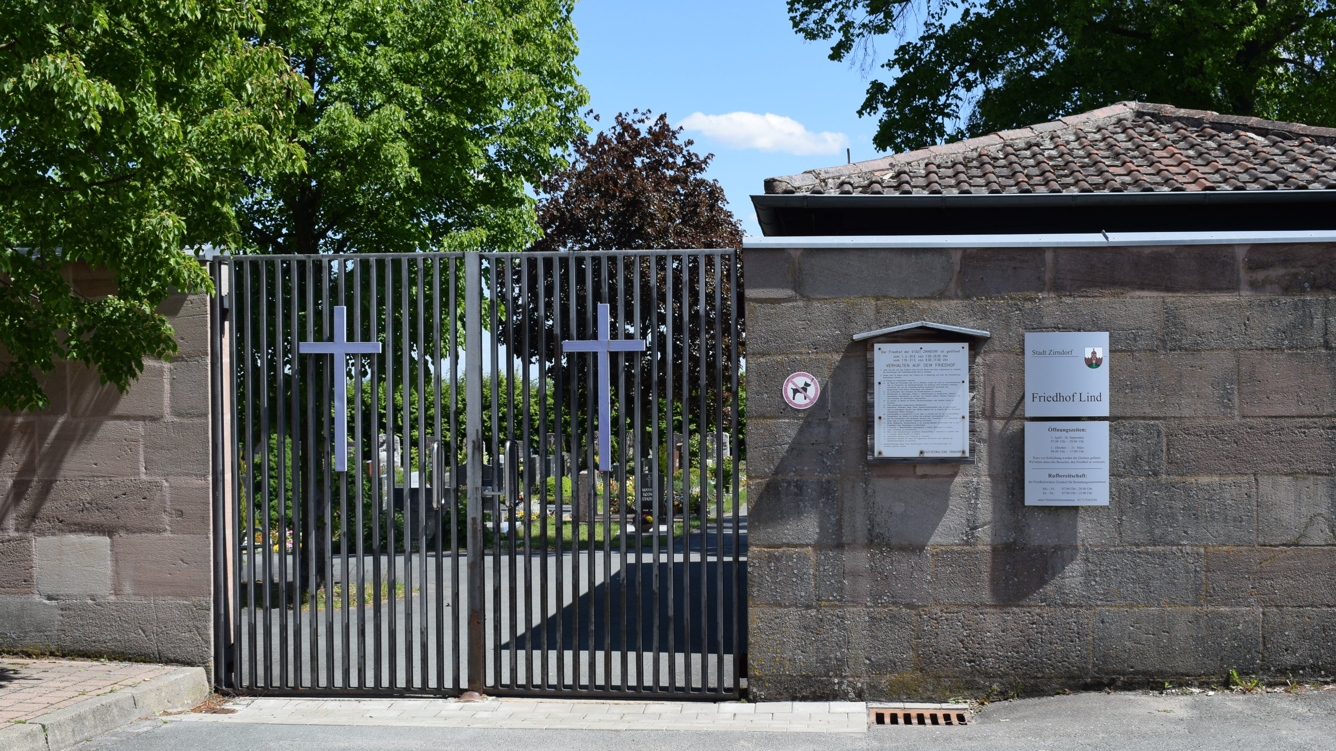 Das Bild zeigt den Eingangsbereich am Friedhof Lind.